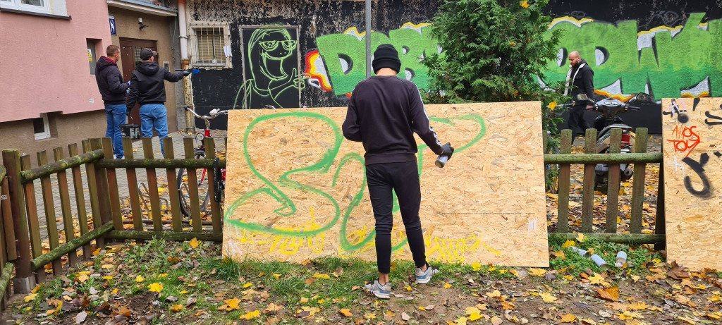 Kolorowe graffiti i nowe przyrządy na placu zabaw