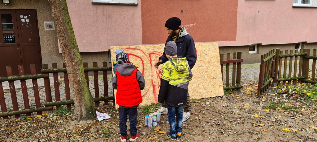 Kolorowe graffiti i nowe przyrządy na placu zabaw