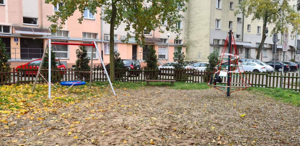 Kolorowe graffiti i nowe przyrządy na placu zabaw