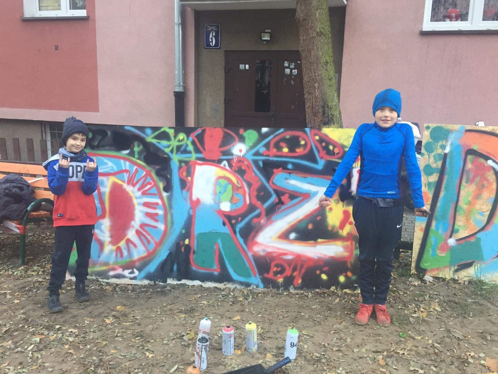 Kolorowe graffiti i nowe przyrządy na placu zabaw