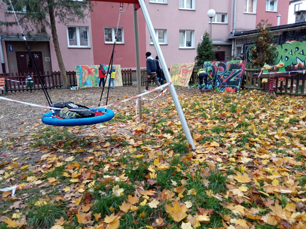 Kolorowe graffiti i nowe przyrządy na placu zabaw
