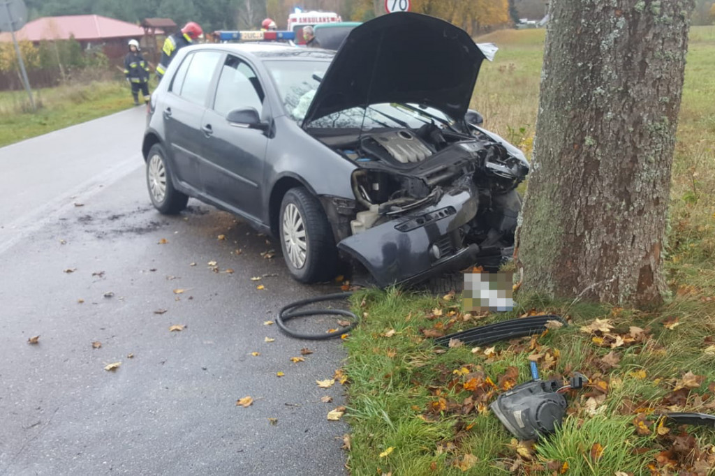 Mokro i ślisko na drogach. Dwa niebezpieczne zdarzenia ZDJĘCIA        
