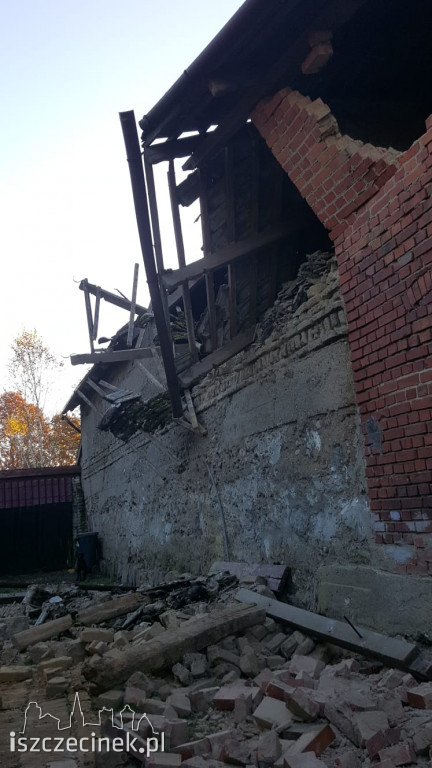 Zawalił się budynek gospodarczy ZDJĘCIA