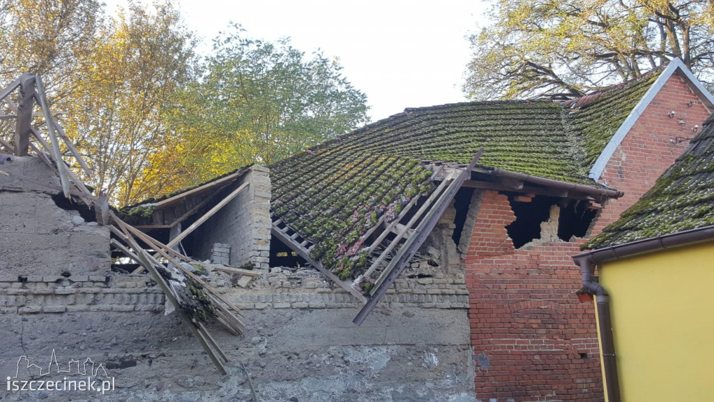 Zawalił się budynek gospodarczy ZDJĘCIA