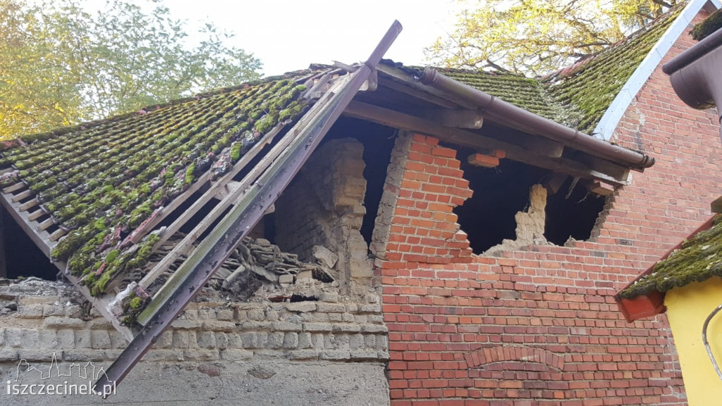 Zawalił się budynek gospodarczy ZDJĘCIA