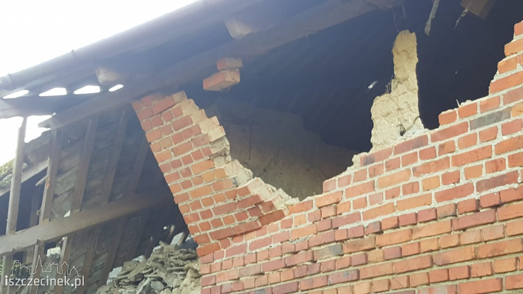 Zawalił się budynek gospodarczy ZDJĘCIA