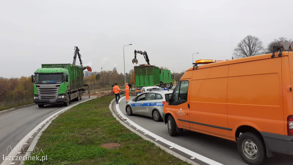 Utrudnienia na węźle Wschód (S-11). Przewróciła się przyczepa z drewnem