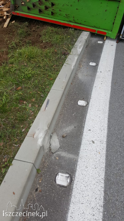 Utrudnienia na węźle Wschód (S-11). Przewróciła się przyczepa z drewnem