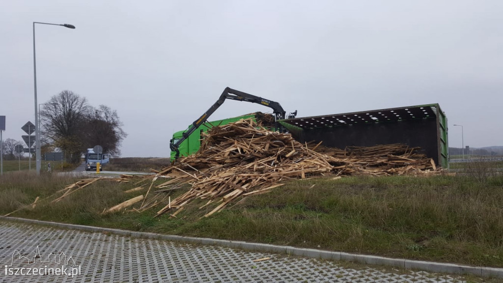 Utrudnienia na węźle Wschód (S-11). Przewróciła się przyczepa z drewnem
