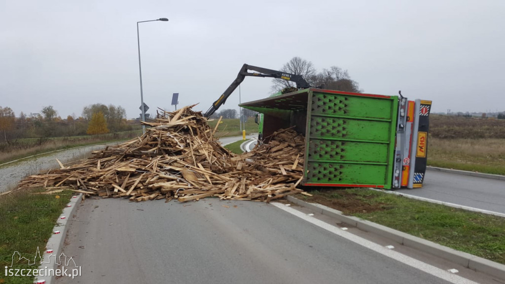 Utrudnienia na węźle Wschód (S-11). Przewróciła się przyczepa z drewnem