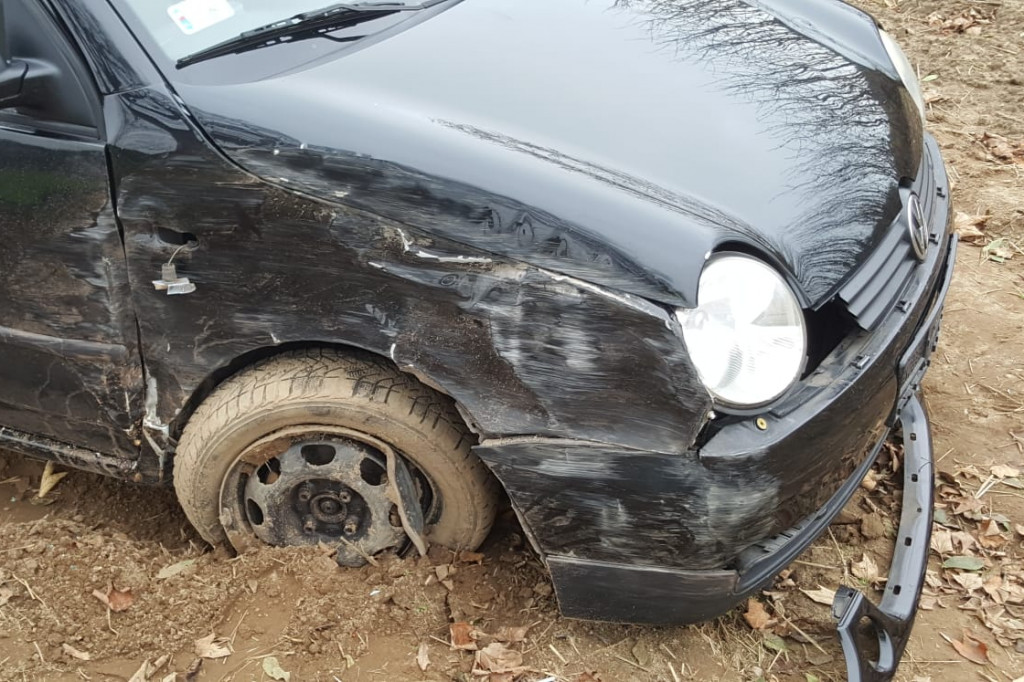 Volkswagen uderzył w drzewo