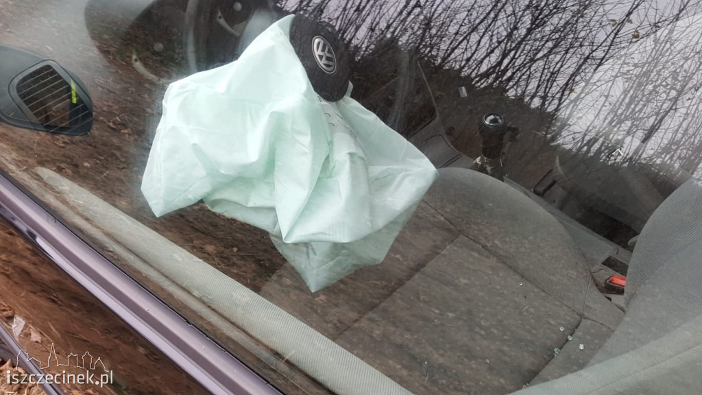 Volkswagen uderzył w drzewo