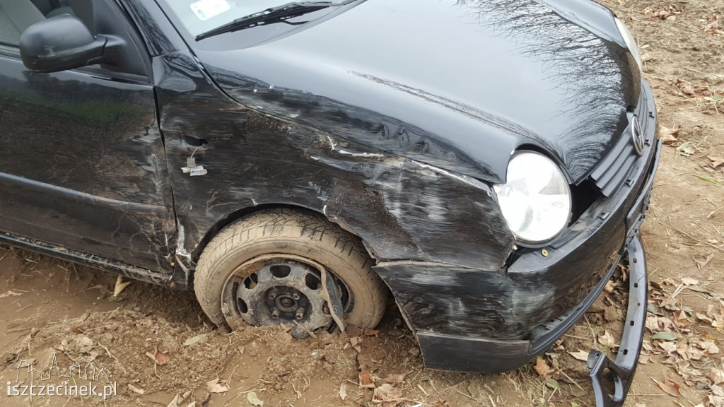 Volkswagen uderzył w drzewo