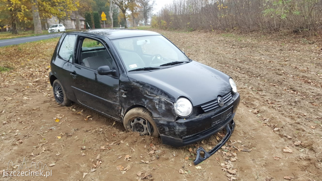 Volkswagen uderzył w drzewo