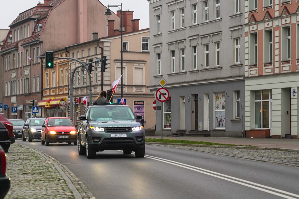 Niepodległościowa parada samochodów przejechała ulicami Szczecinka
