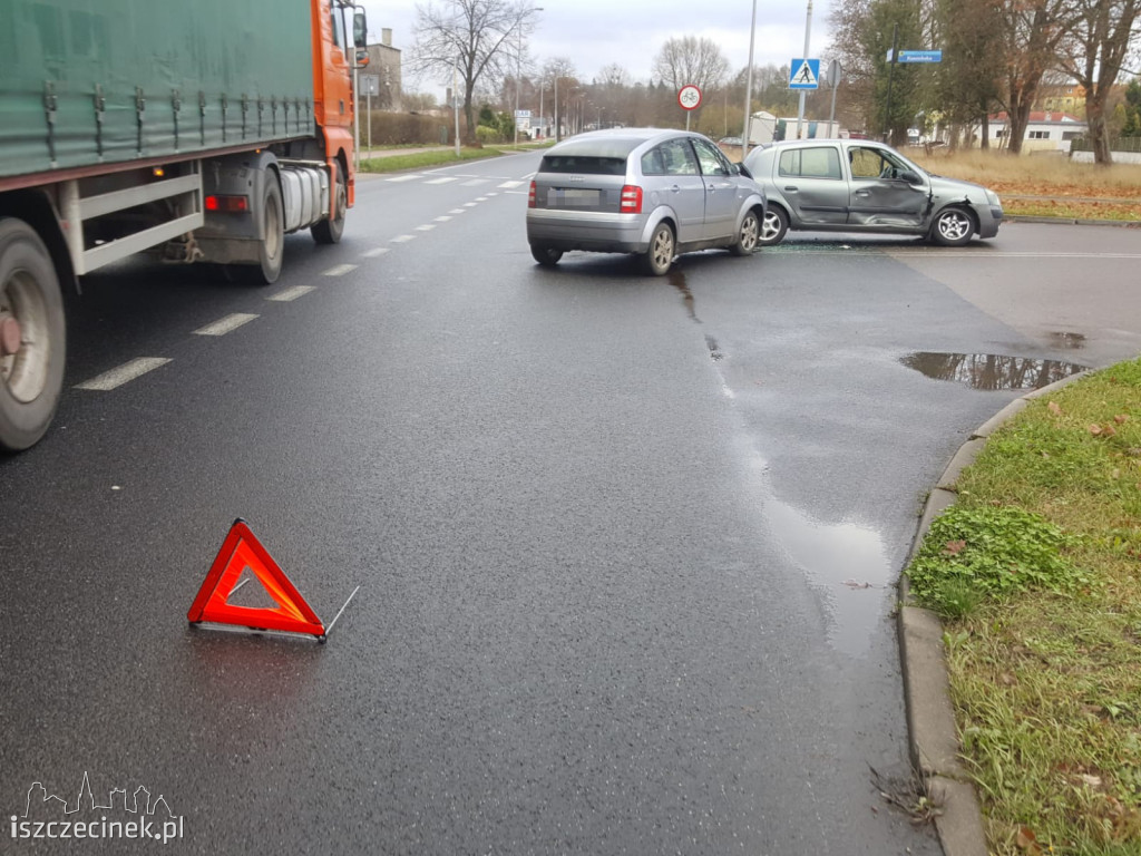 Zderzenie dwóch samochodów na skrzyżowaniu Narutowicza i Kaszubskiej