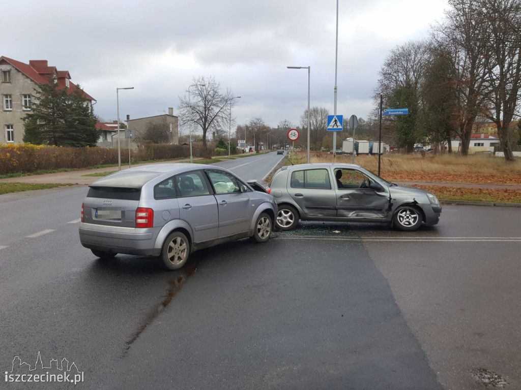 Zderzenie dwóch samochodów na skrzyżowaniu Narutowicza i Kaszubskiej