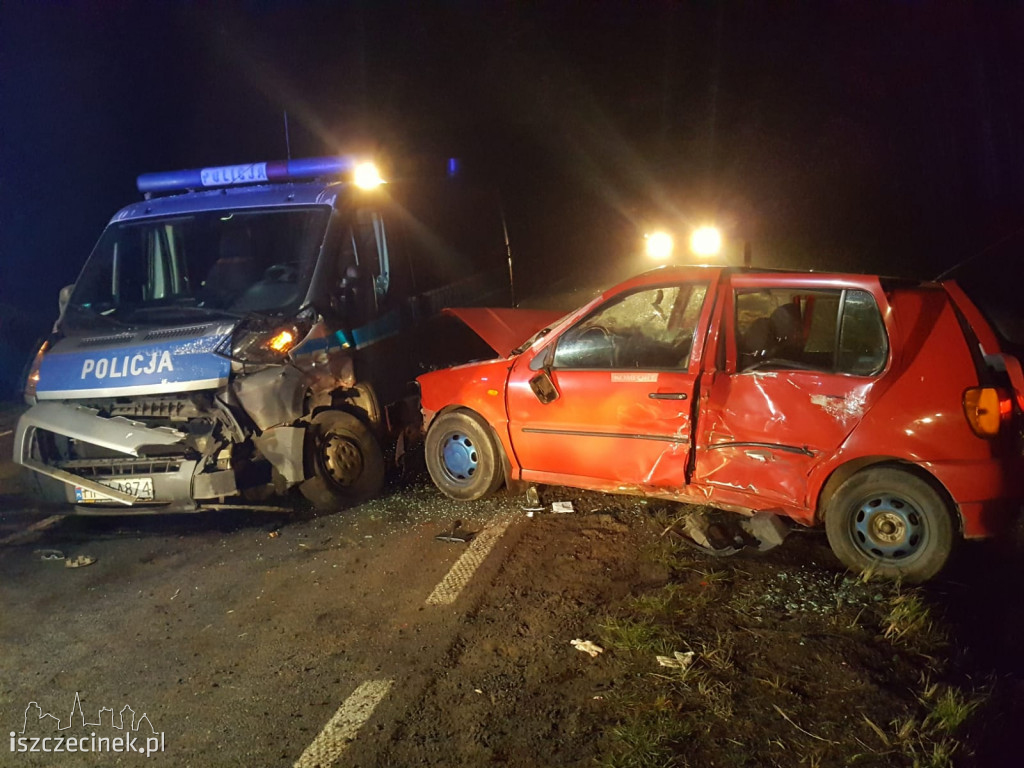 Poważny wypadek z udziałem radiowozu. Zderzenie trzech samochodów