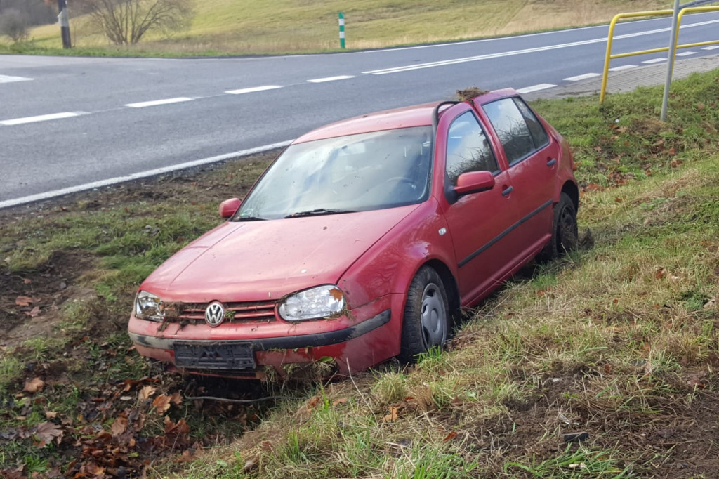 Volkswagen wypadł z jezdni na DK-20. Jedna osoba ranna ZDJĘCIA