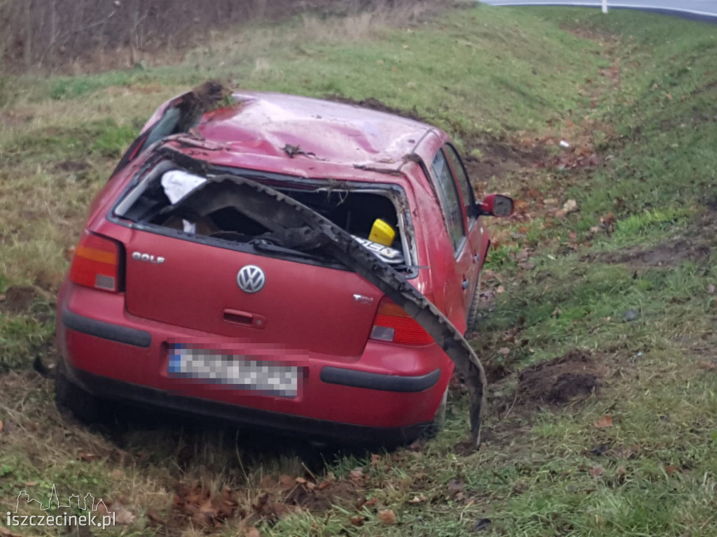 Volkswagen wypadł z jezdni na DK-20. Jedna osoba ranna ZDJĘCIA