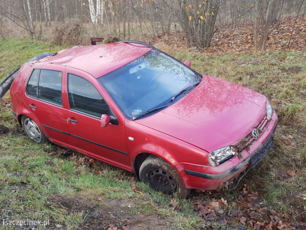 Volkswagen wypadł z jezdni na DK-20. Jedna osoba ranna ZDJĘCIA