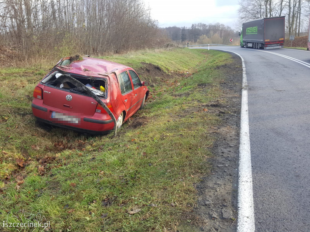 Volkswagen wypadł z jezdni na DK-20. Jedna osoba ranna ZDJĘCIA