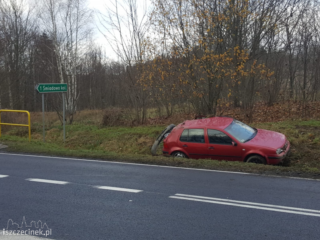 Volkswagen wypadł z jezdni na DK-20. Jedna osoba ranna ZDJĘCIA