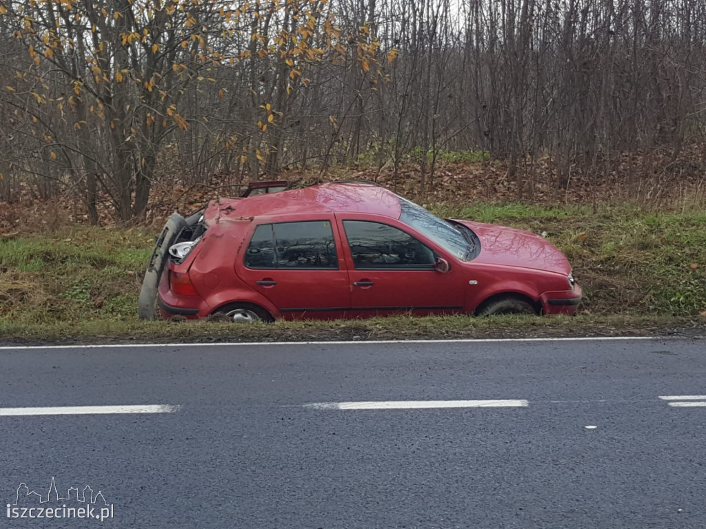 Volkswagen wypadł z jezdni na DK-20. Jedna osoba ranna ZDJĘCIA