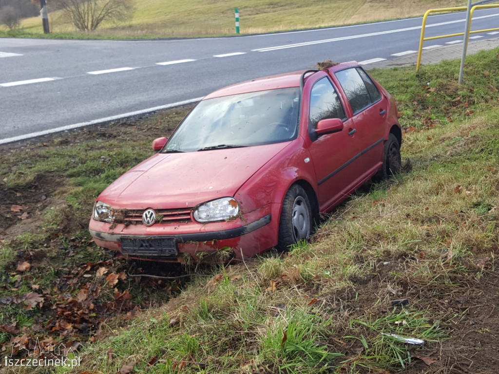 Volkswagen wypadł z jezdni na DK-20. Jedna osoba ranna ZDJĘCIA