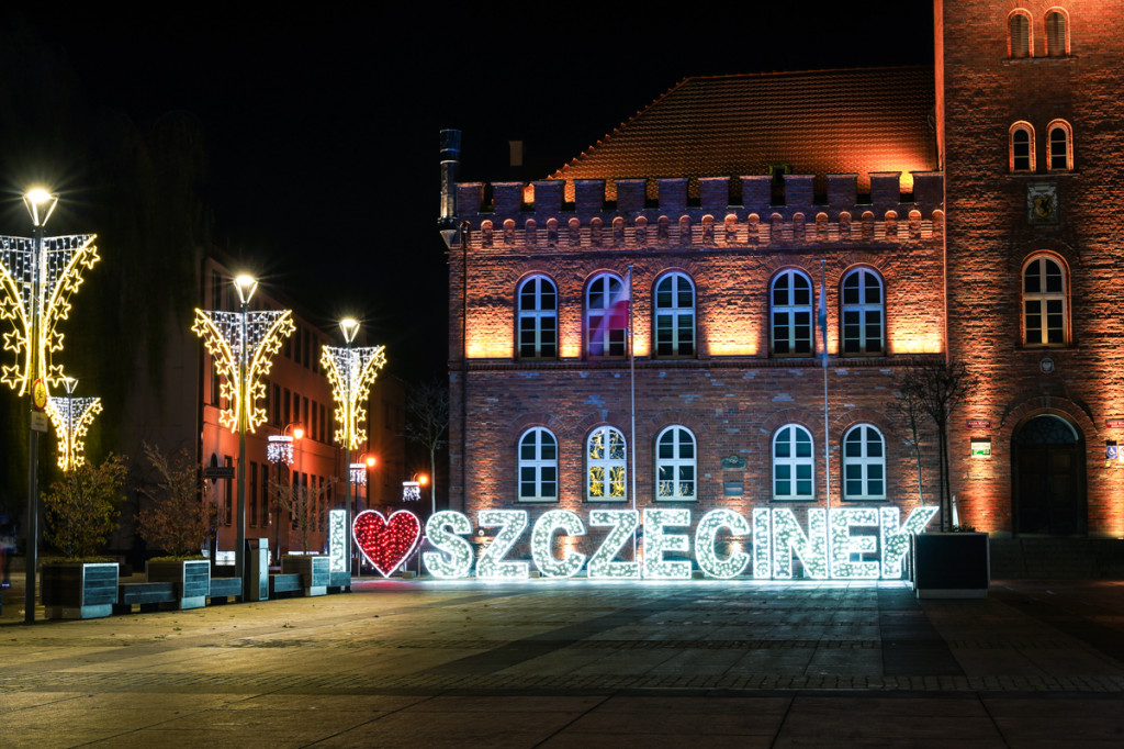 Szczecinek wystrojony na Boże Narodzenie. Świąteczny klimat czuć już na ulicach miasta