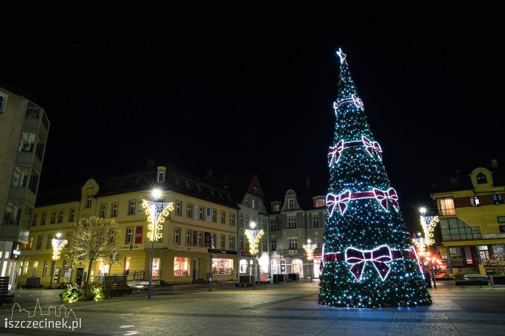 Szczecinek wystrojony na Boże Narodzenie. Świąteczny klimat czuć już na ulicach miasta