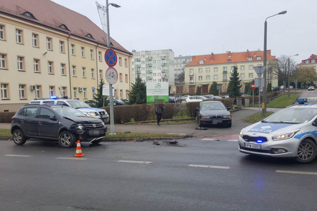 Wypadek pod starostwem. Zderzyły się dwa samochody. Dwie osoby zabrane do szpitala