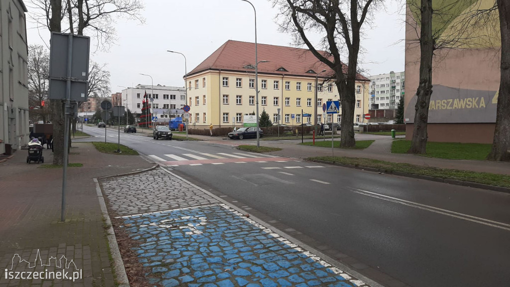 Wypadek pod starostwem. Zderzyły się dwa samochody. Dwie osoby zabrane do szpitala