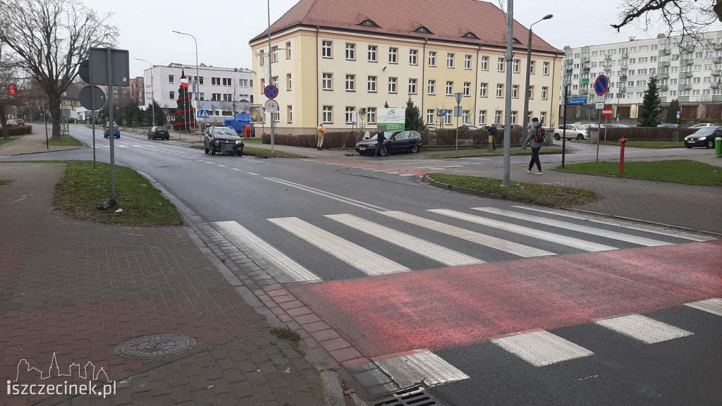 Wypadek pod starostwem. Zderzyły się dwa samochody. Dwie osoby zabrane do szpitala