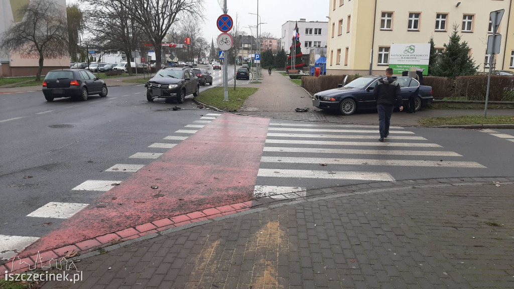 Wypadek pod starostwem. Zderzyły się dwa samochody. Dwie osoby zabrane do szpitala
