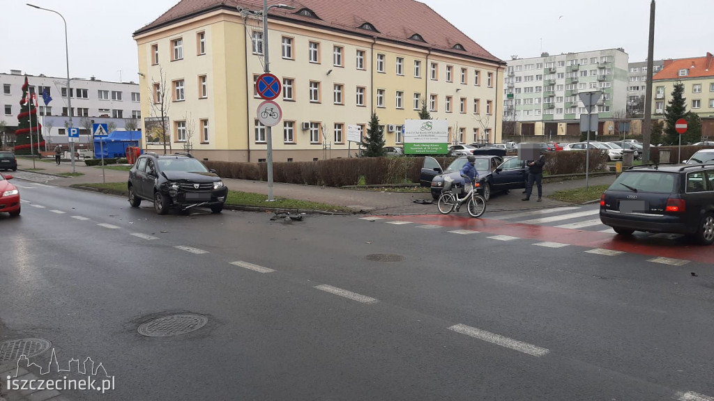 Wypadek pod starostwem. Zderzyły się dwa samochody. Dwie osoby zabrane do szpitala