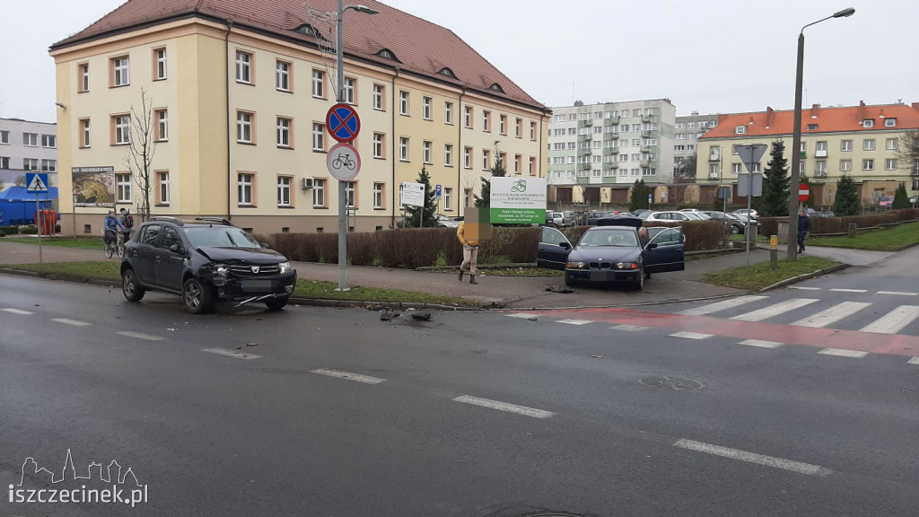 Wypadek pod starostwem. Zderzyły się dwa samochody. Dwie osoby zabrane do szpitala