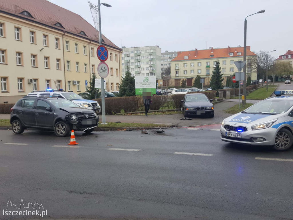 Wypadek pod starostwem. Zderzyły się dwa samochody. Dwie osoby zabrane do szpitala