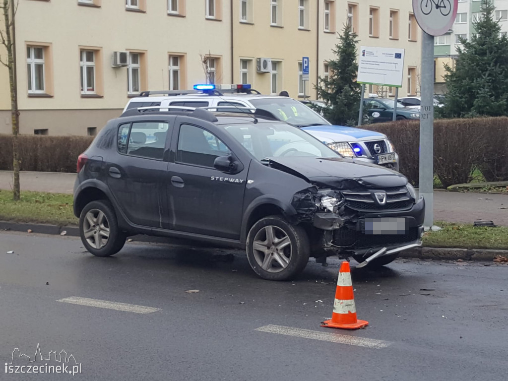 Wypadek pod starostwem. Zderzyły się dwa samochody. Dwie osoby zabrane do szpitala