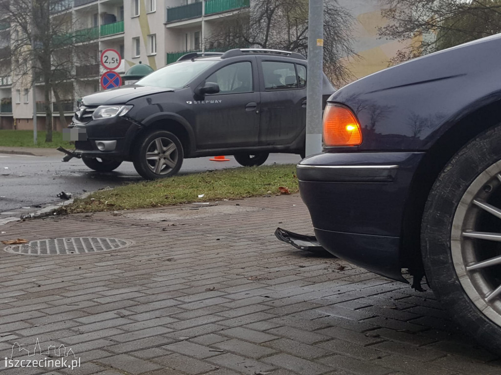 Wypadek pod starostwem. Zderzyły się dwa samochody. Dwie osoby zabrane do szpitala