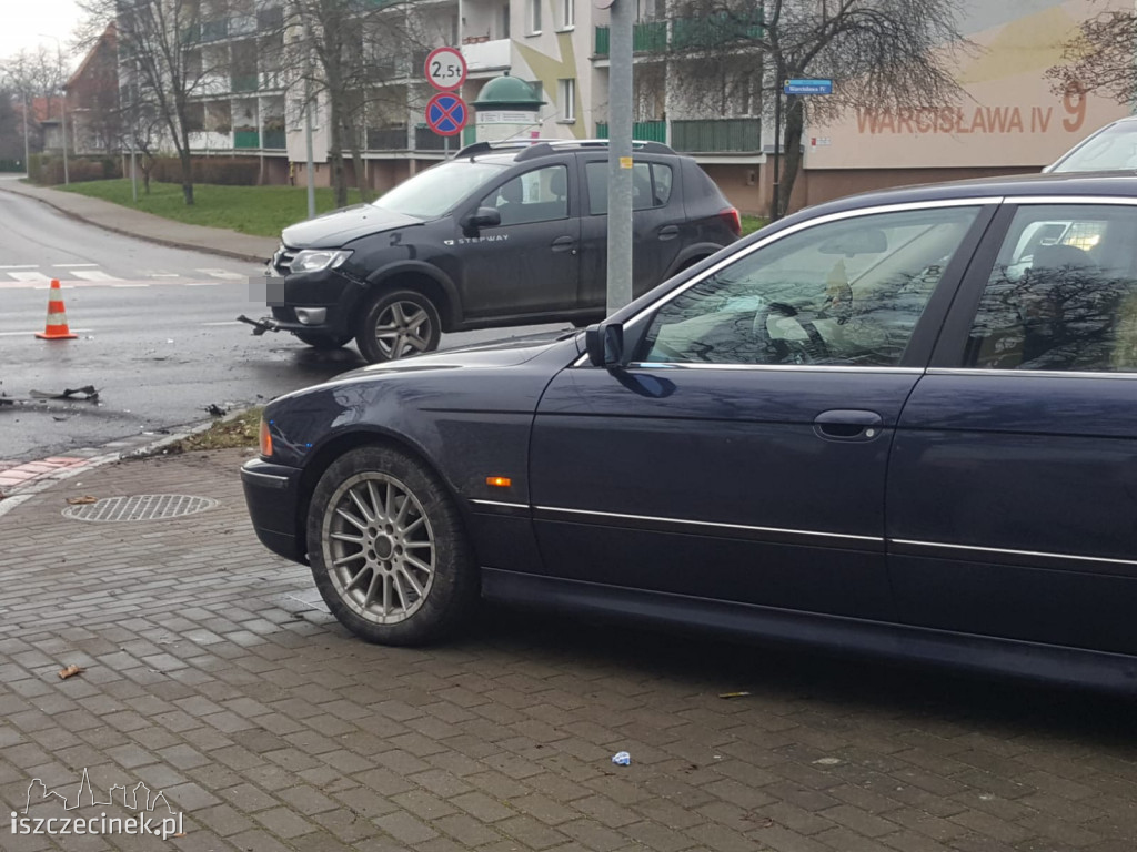 Wypadek pod starostwem. Zderzyły się dwa samochody. Dwie osoby zabrane do szpitala