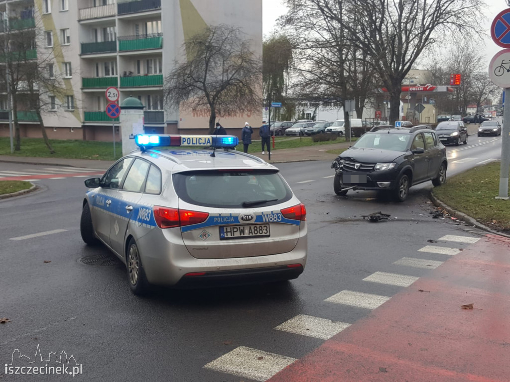 Wypadek pod starostwem. Zderzyły się dwa samochody. Dwie osoby zabrane do szpitala