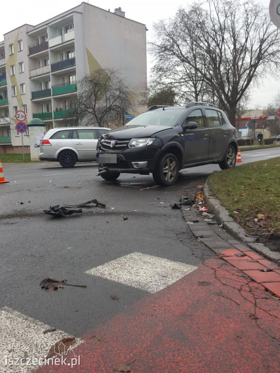 Wypadek pod starostwem. Zderzyły się dwa samochody. Dwie osoby zabrane do szpitala