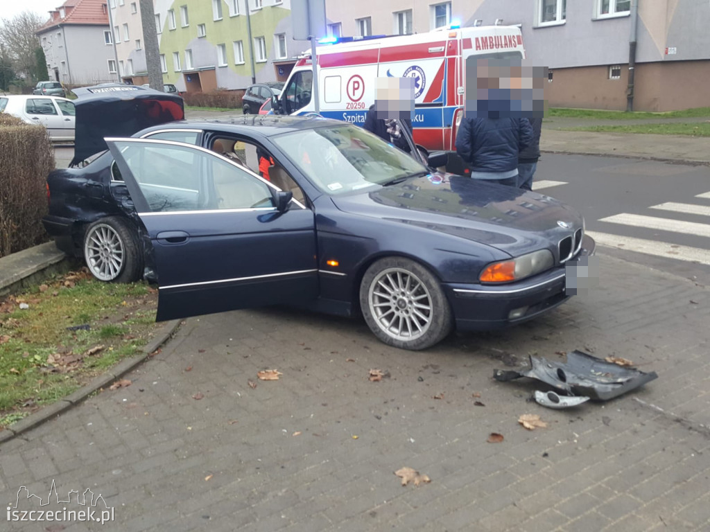 Wypadek pod starostwem. Zderzyły się dwa samochody. Dwie osoby zabrane do szpitala