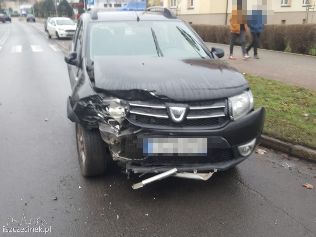 Wypadek pod starostwem. Zderzyły się dwa samochody. Dwie osoby zabrane do szpitala