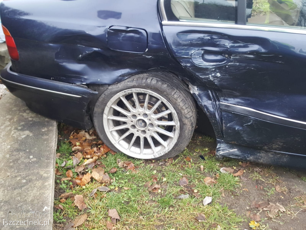 Wypadek pod starostwem. Zderzyły się dwa samochody. Dwie osoby zabrane do szpitala