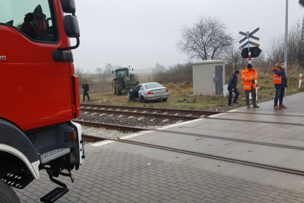 BMW wpadło na tory. Wstrzymano ruch pociągów