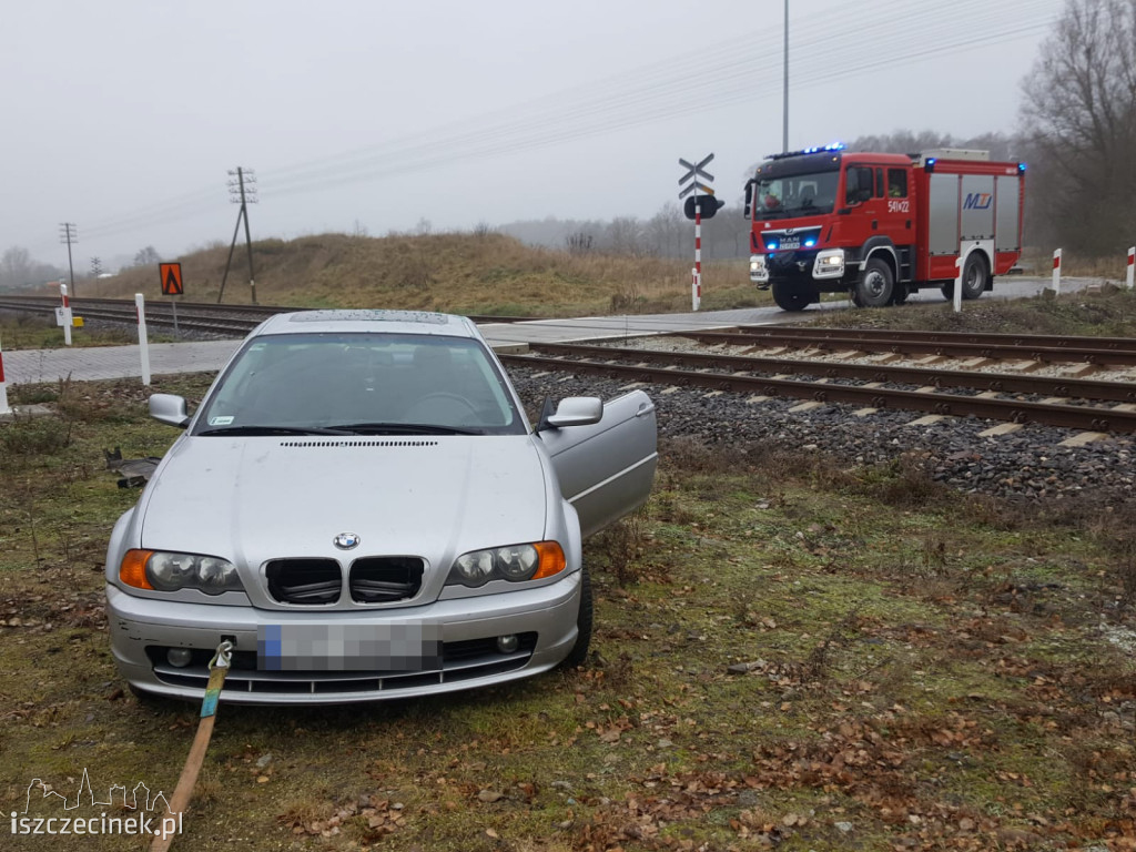BMW wpadło na tory. Wstrzymano ruch pociągów