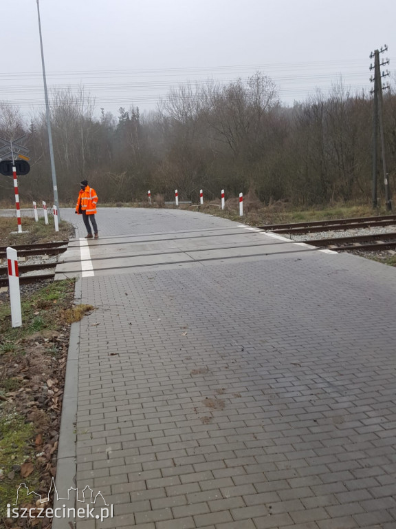 BMW wpadło na tory. Wstrzymano ruch pociągów