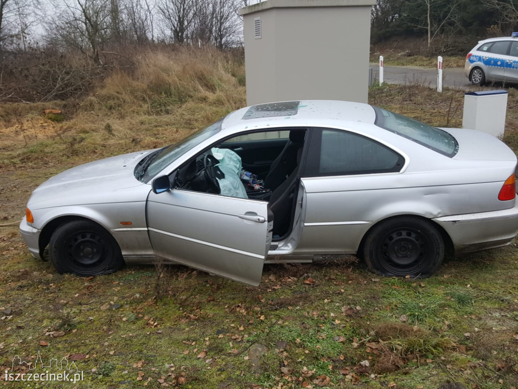 BMW wpadło na tory. Wstrzymano ruch pociągów